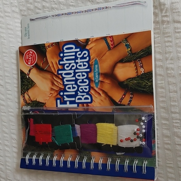💚Klutz Friendship Bracelets Kit & Book - Picture 1 of 9